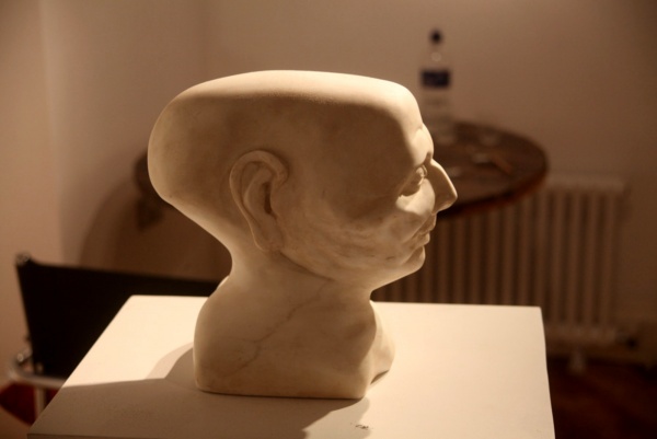 Alien-head-carrara-marble-2009.jpg